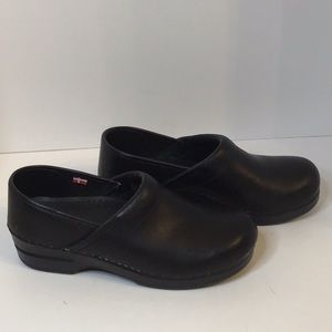SANITA BLACK  CLOGS SHOES SZ 39 (fits like 38)